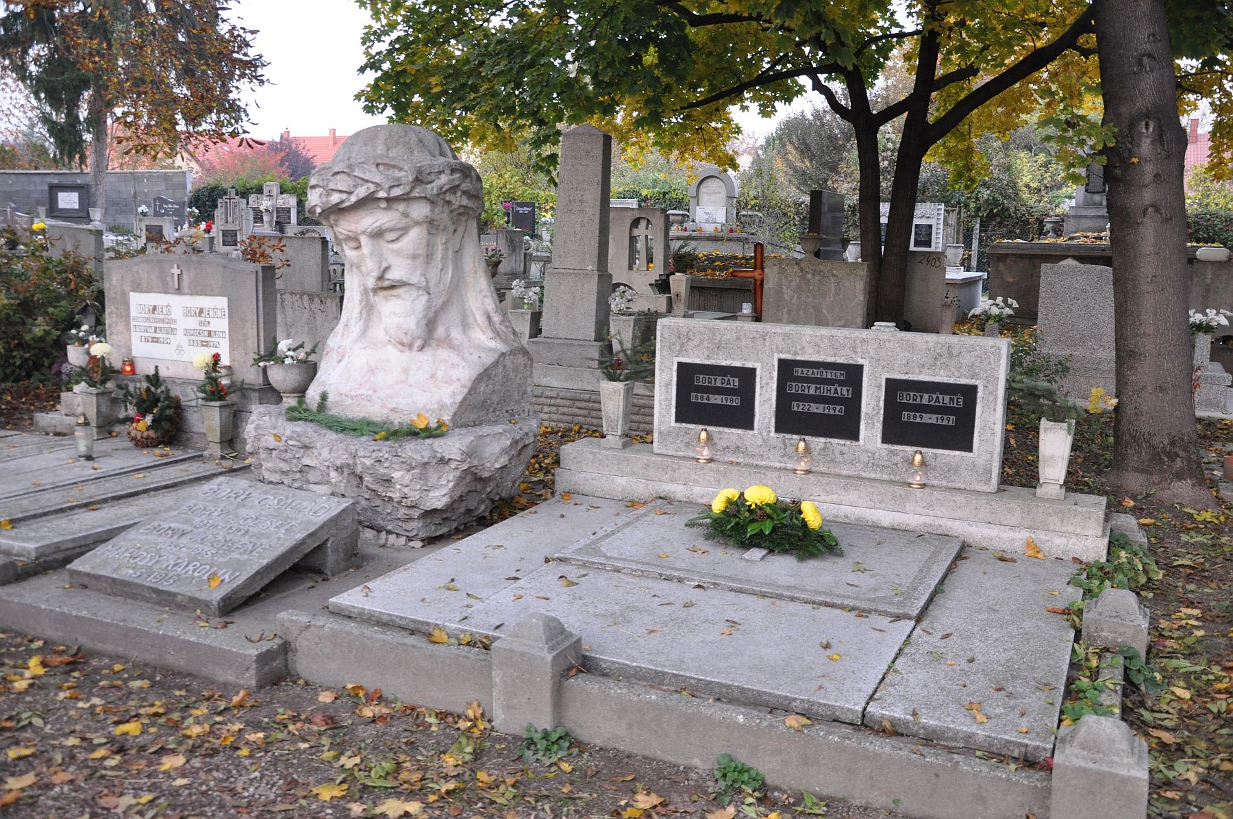 Őszi sírkerti séta a Csutora temetőben